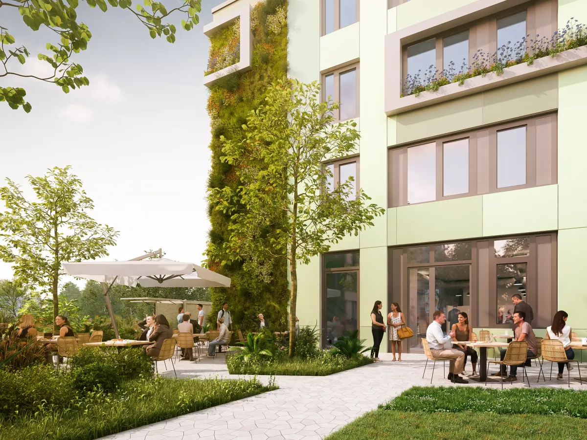 Blick auf eine begrünte Gebäudeecke des H3ö Gebäudes Cleo mit Gastronomiefläche auf großer Terrasse und viele Besucher die sich an Tischen unterhalten
