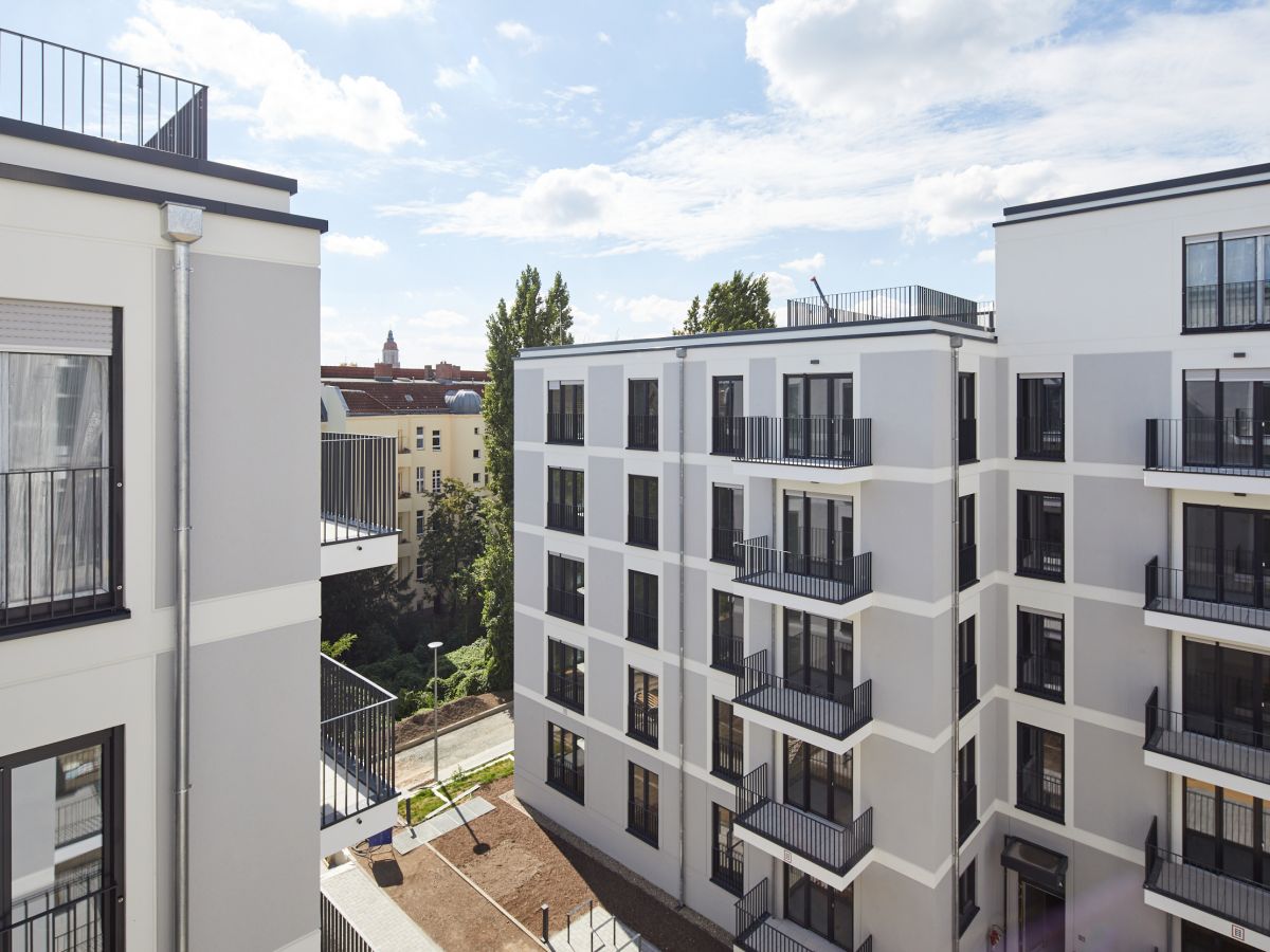 Blick von den oberen Etagen eines Gebäudes auf das gegenüberliegende Gebäude und blauen Himmel